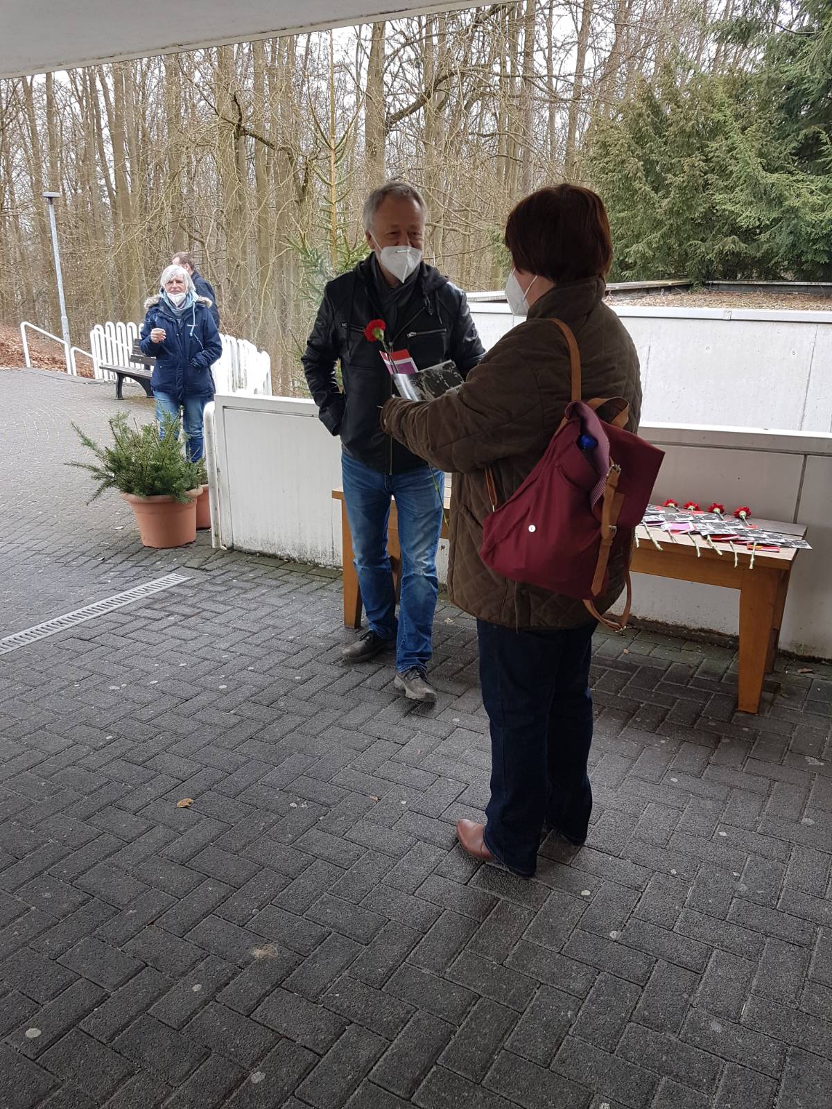 2021.03.08 Kreistagskandidat Harff Dieter Salm verteilt rote Nelken vor dem KH Weilburg