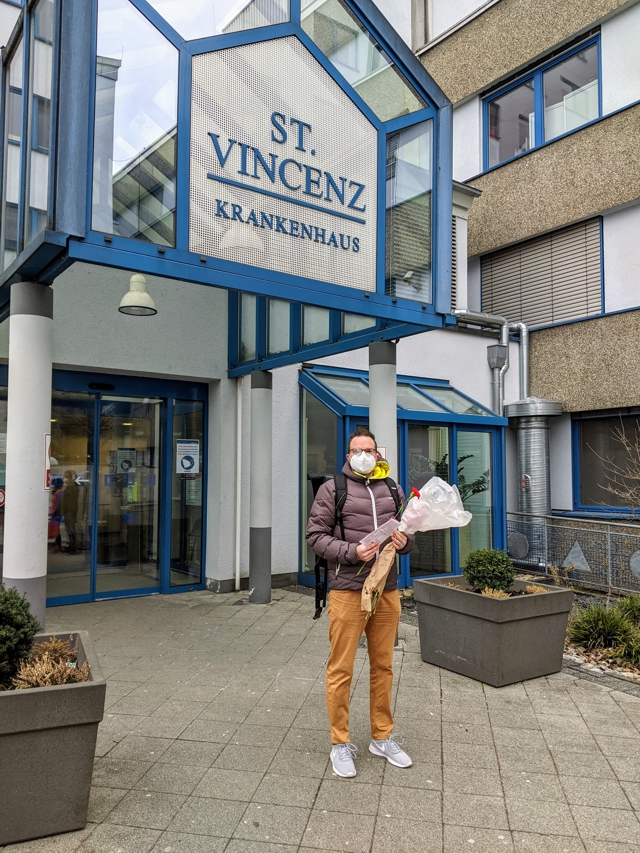 2021.03.08 Valentin Zill mit Nelken und Flugblättern vor dem KH Limburg